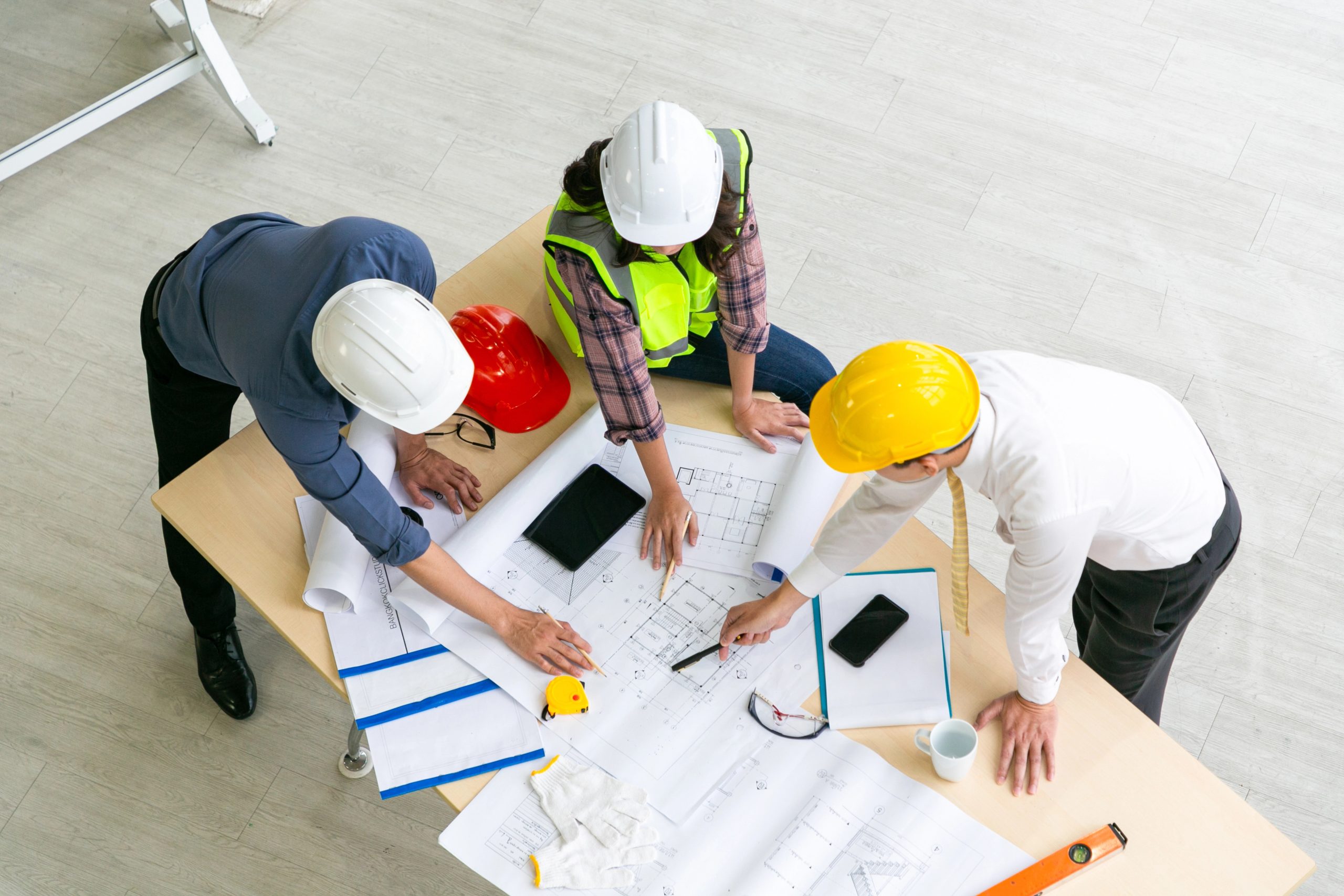 arquitectos e ingenieros planteando estrategias en diseño de planos